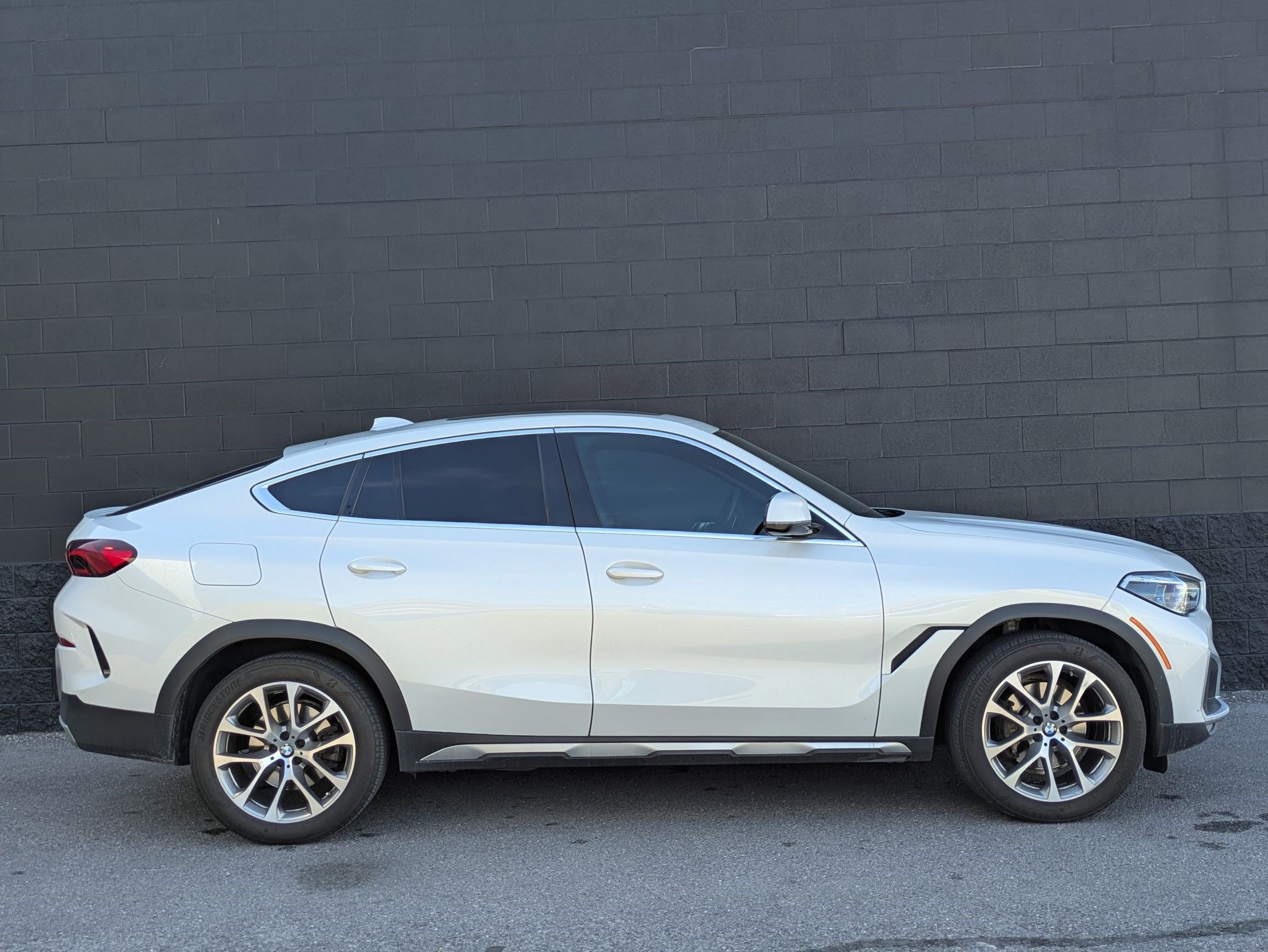 Used 2021 BMW X6 xDrive40i w/ Executive Package 2 AWD/4WD image 4
