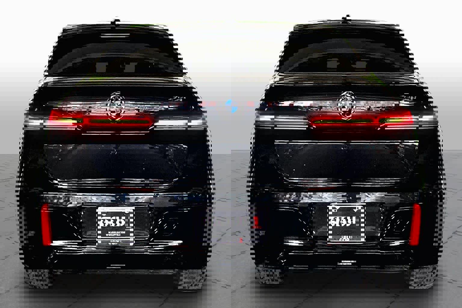 Used 2023 BMW 740i image 4