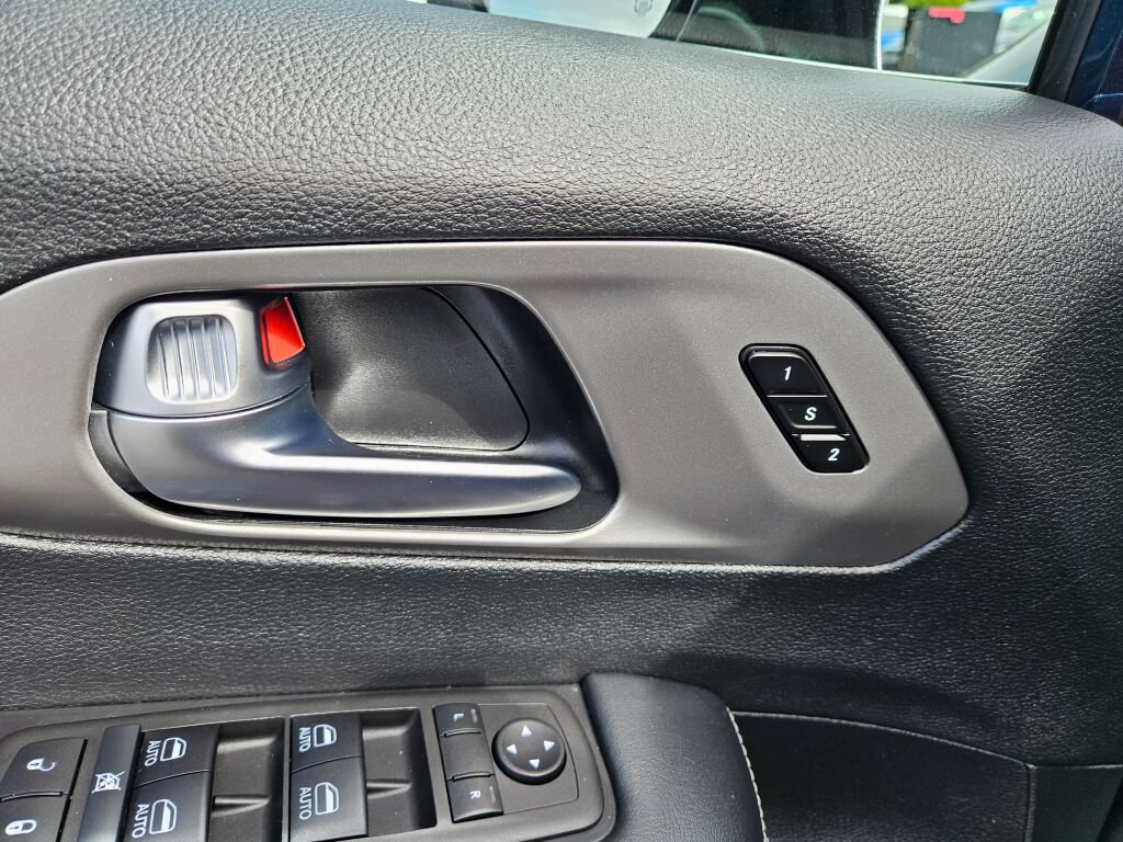 Used 2025 Chrysler Pacifica Select FWD image 21