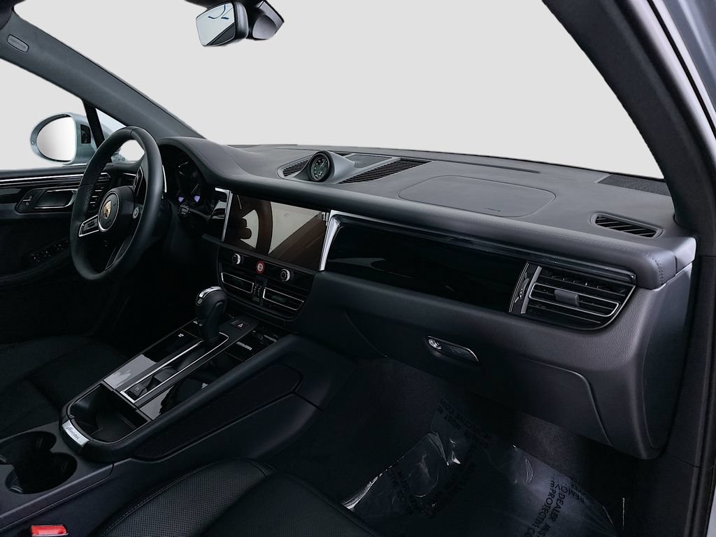Certified 2026 Porsche Macan AWD/4WD image 31