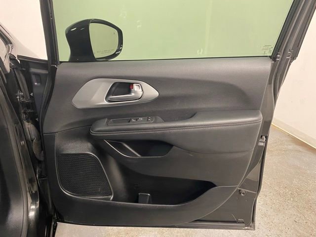 Used 2019 Chrysler Pacifica Touring-L Plus w/ S Appearance Package image 28