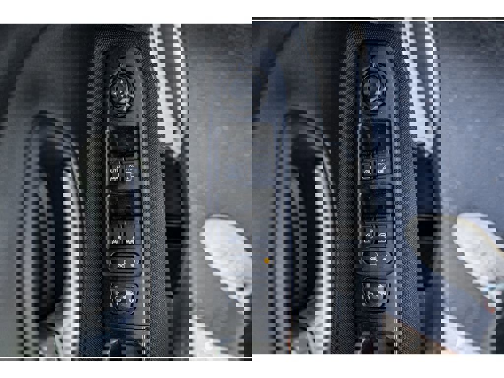 Used 2018 Jeep Renegade Latitude w/ Popular Equipment Group image 7