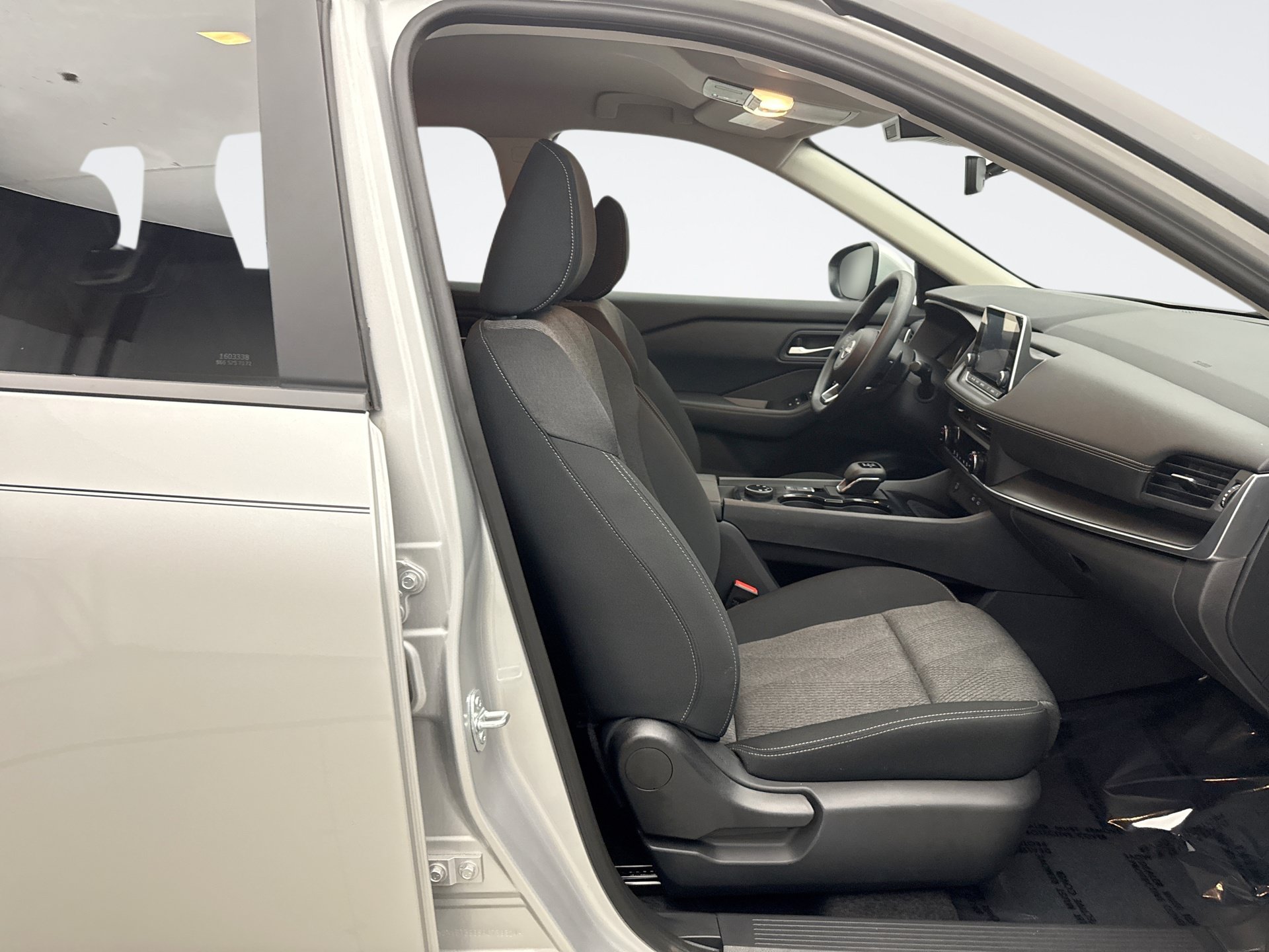 Used 2024 Nissan Rogue SV AWD/4WD image 16