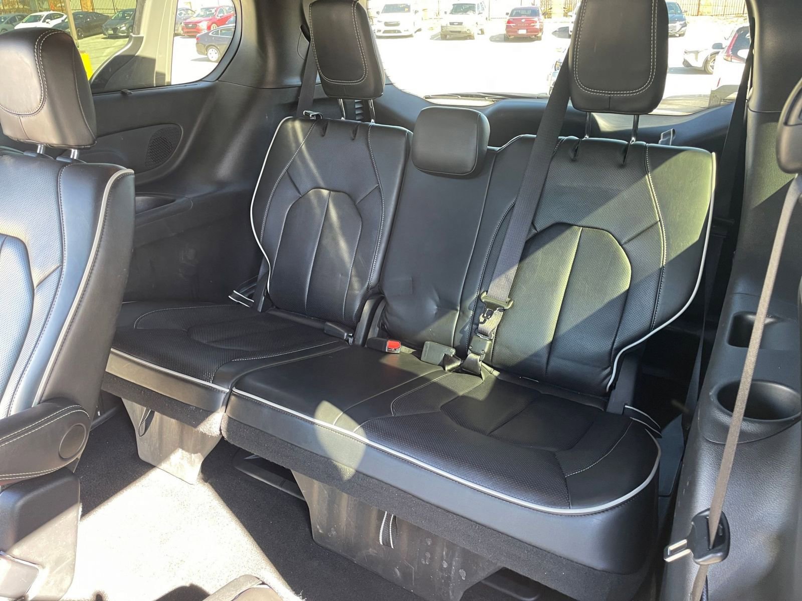 Used 2025 Chrysler Pacifica Limited image 30