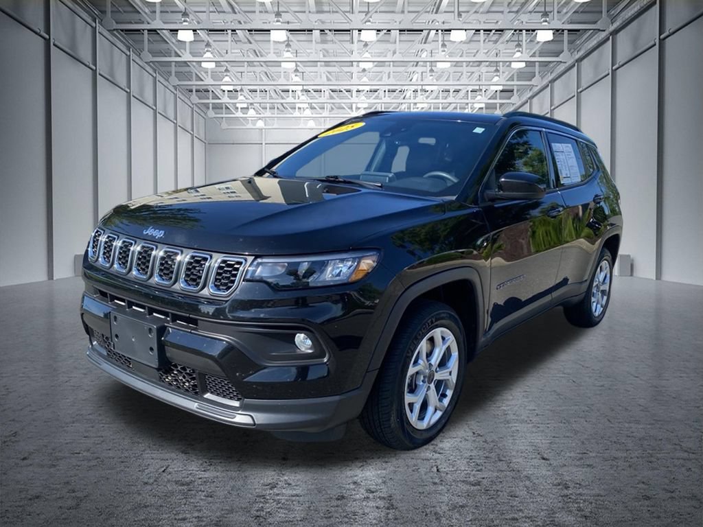 Used 2025 Jeep Compass Latitude w/ Sun & Sound Group AWD/4WD image 11