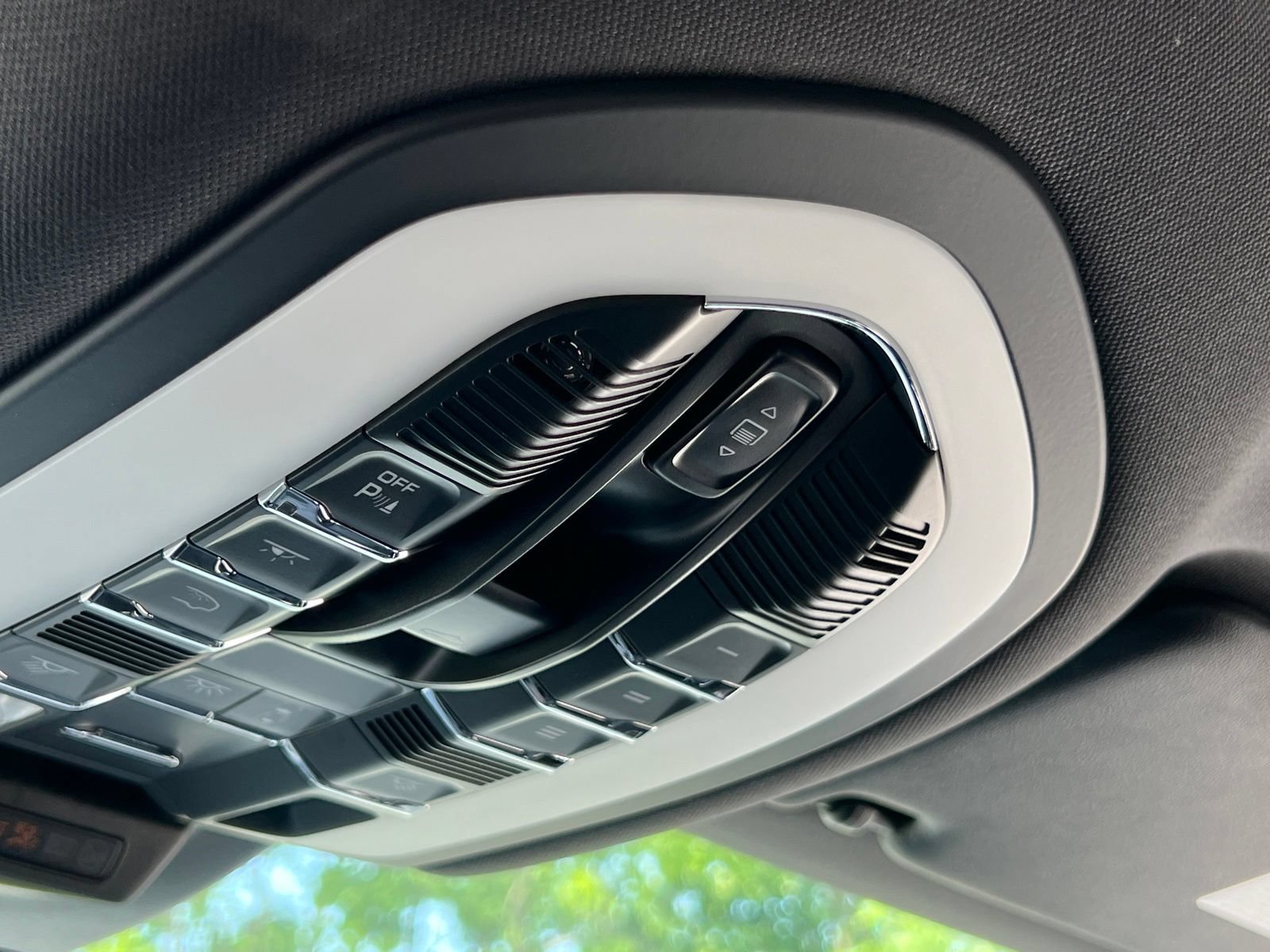 Certified 2025 Porsche Macan AWD/4WD image 32