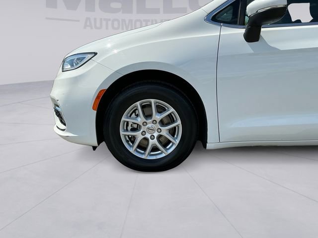 Used 2023 Chrysler Pacifica Touring-L FWD image 9