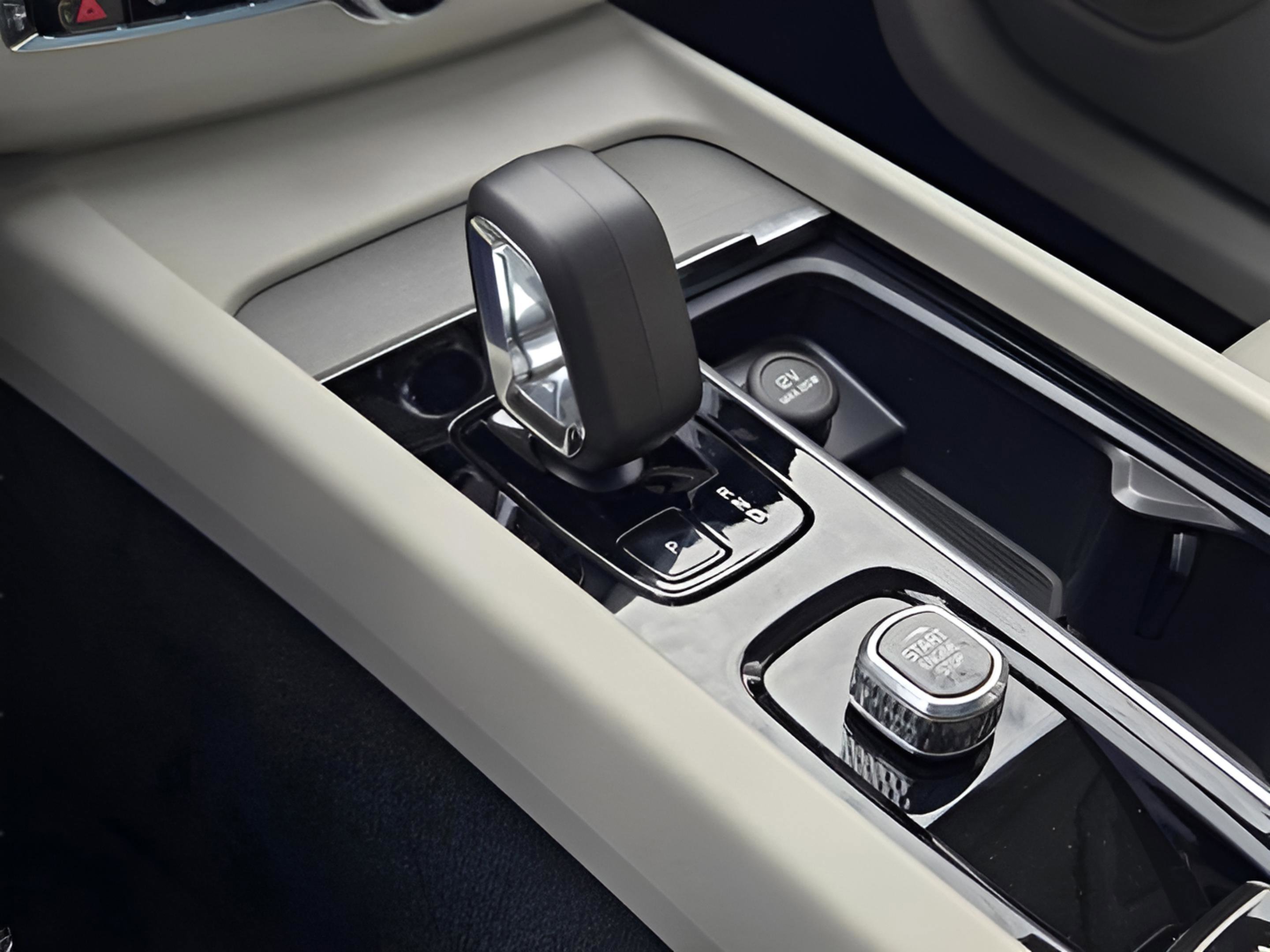 Used 2025 Volvo XC60 T8 Plus w/ Protection Package Premier image 23