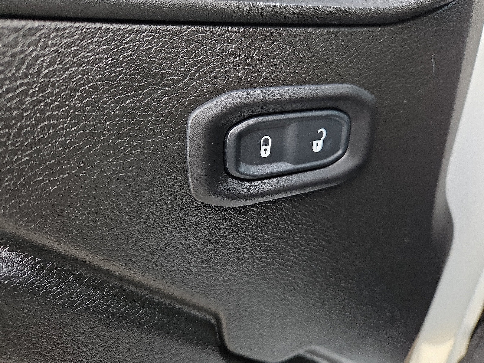 Used 2025 Jeep Wrangler Unlimited Rubicon w/ Convenience Group AWD/4WD image 15