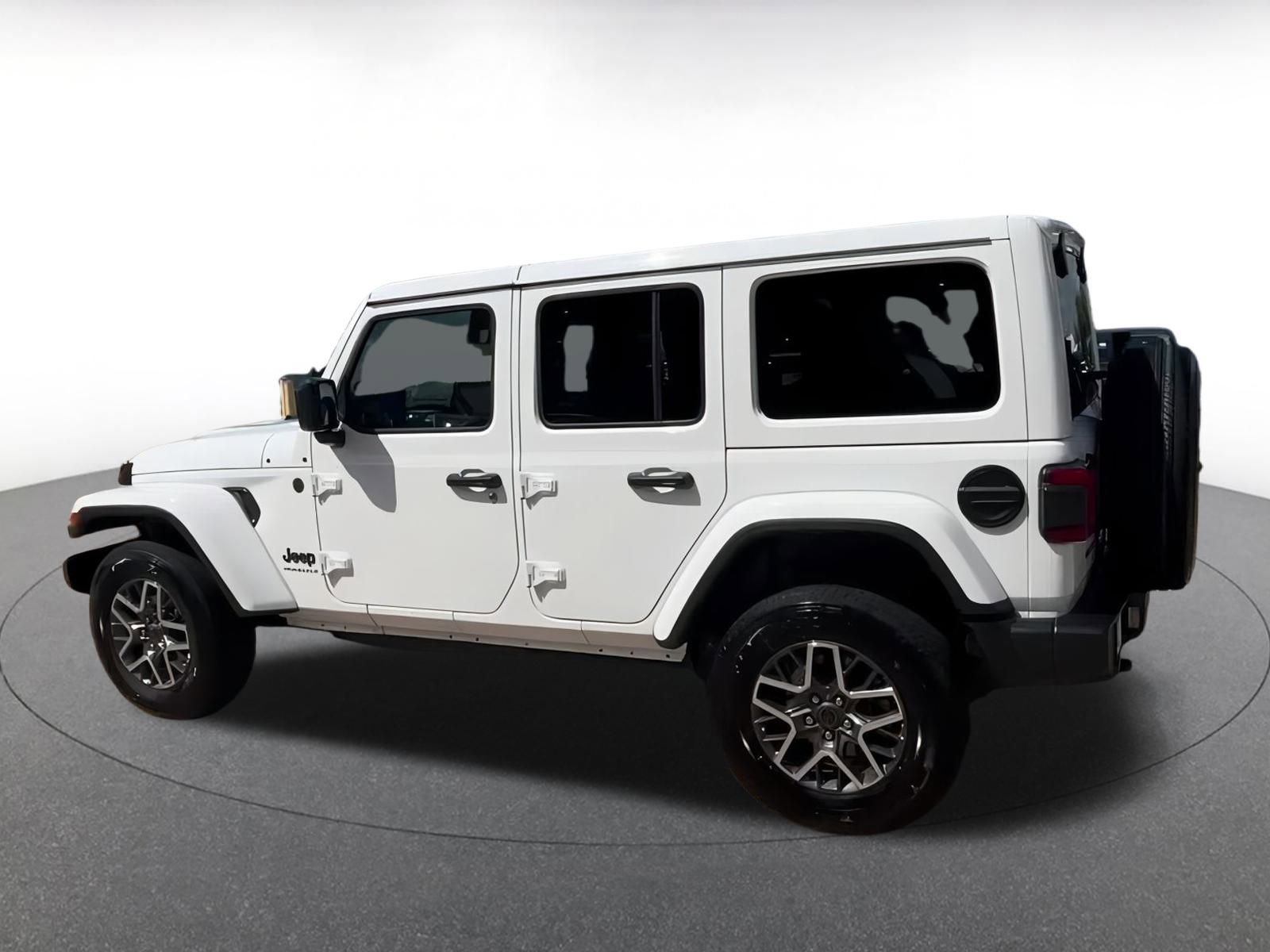 Used 2025 Jeep Wrangler Sahara image 10