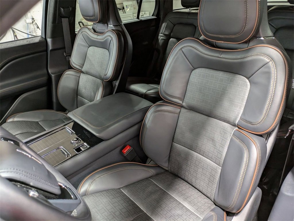 Certified 2025 Lincoln Aviator Black Label image 12