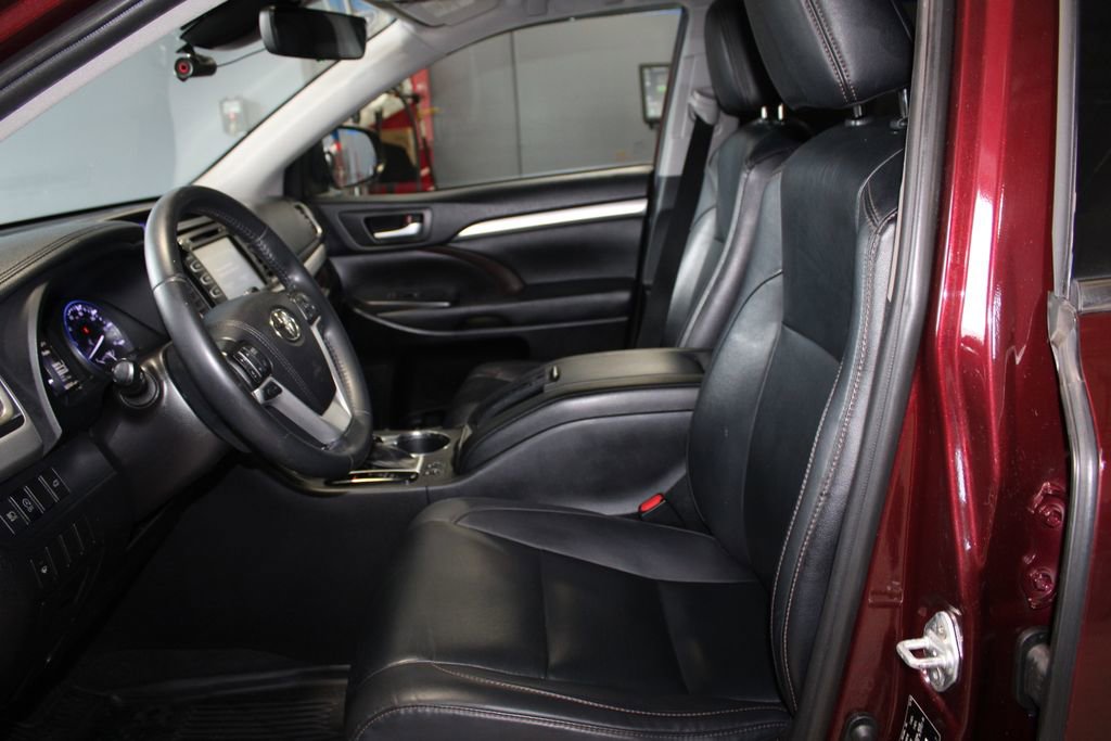 Used 2019 Toyota Highlander XLE image 12