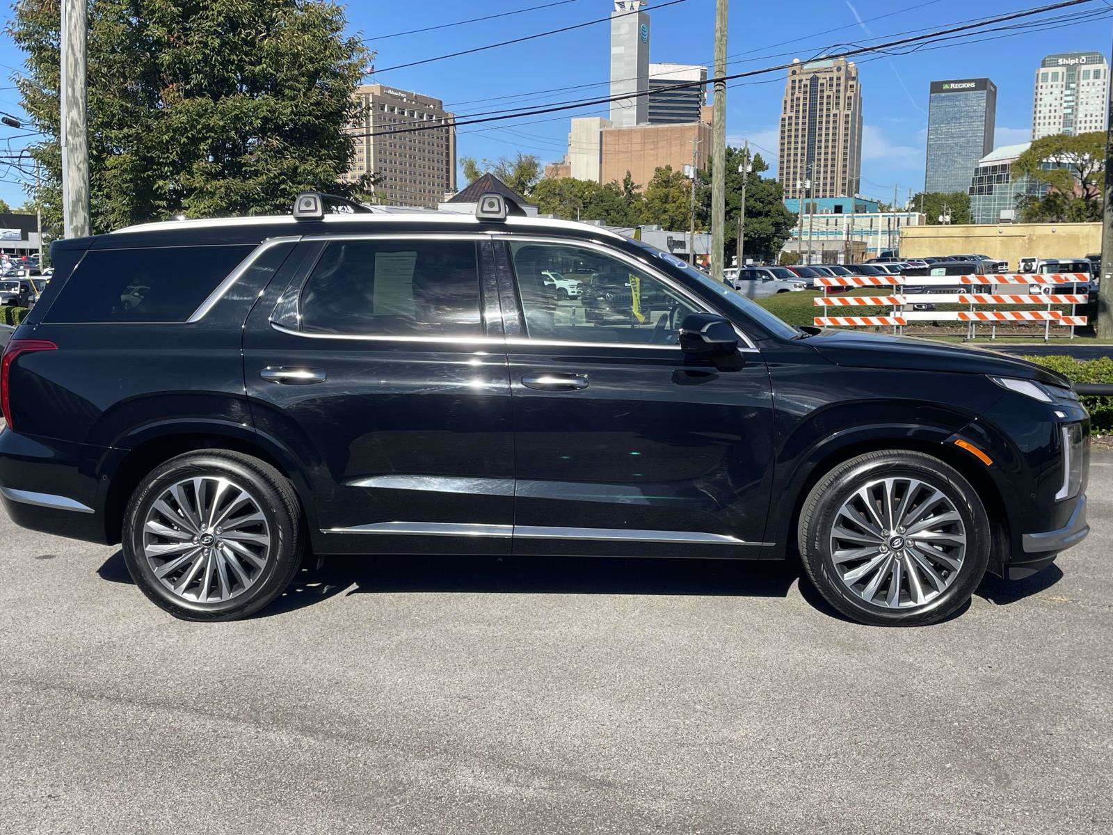 Used 2024 Hyundai Palisade Calligraphy FWD image 2