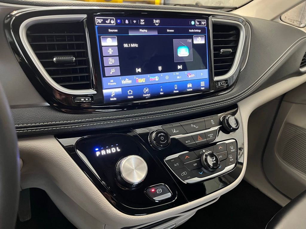 Used 2024 Chrysler Pacifica Select image 19