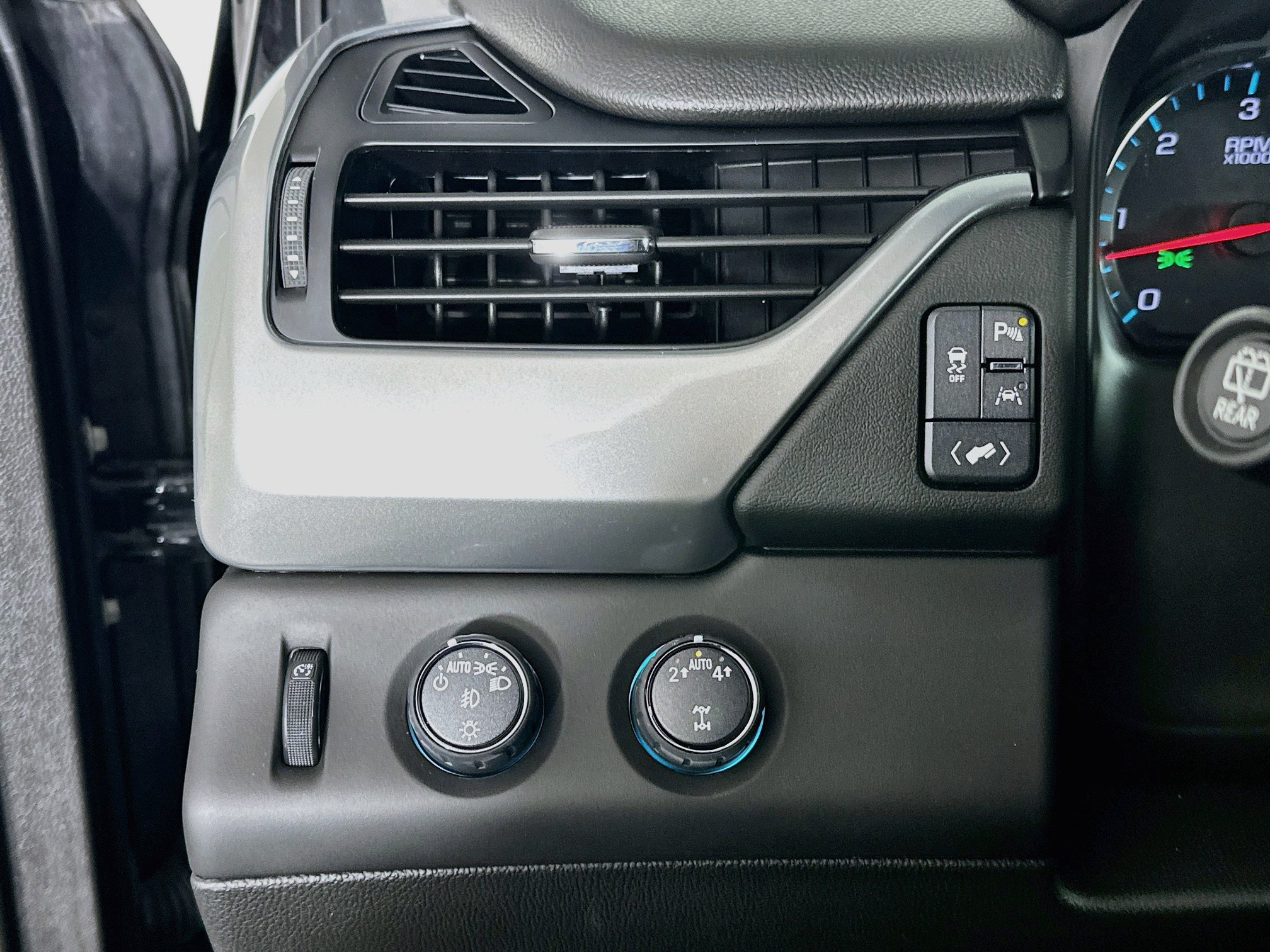 Used 2019 Chevrolet Tahoe LT AWD/4WD image 17