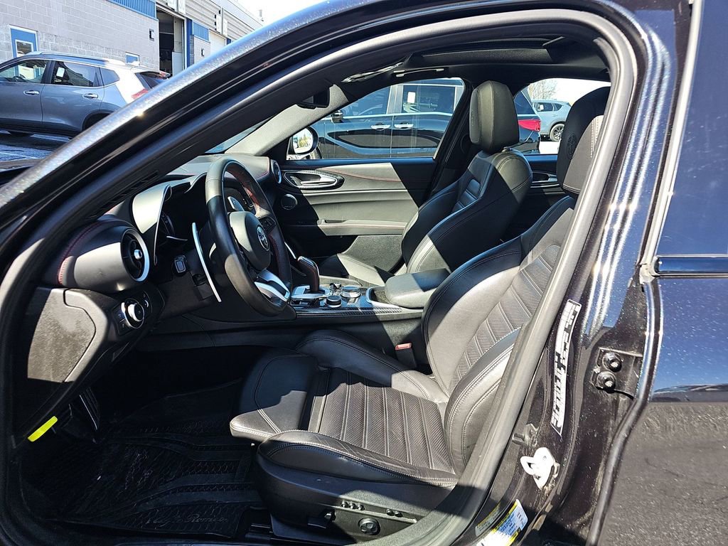 Used 2023 Alfa Romeo Giulia Estrema image 7