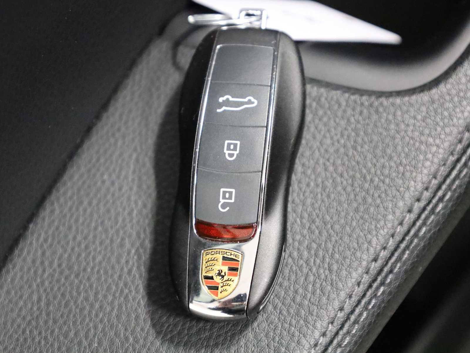 Certified 2025 Porsche Macan S AWD/4WD image 43