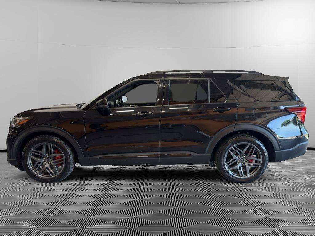 Used 2025 Ford Explorer ST AWD/4WD image 2