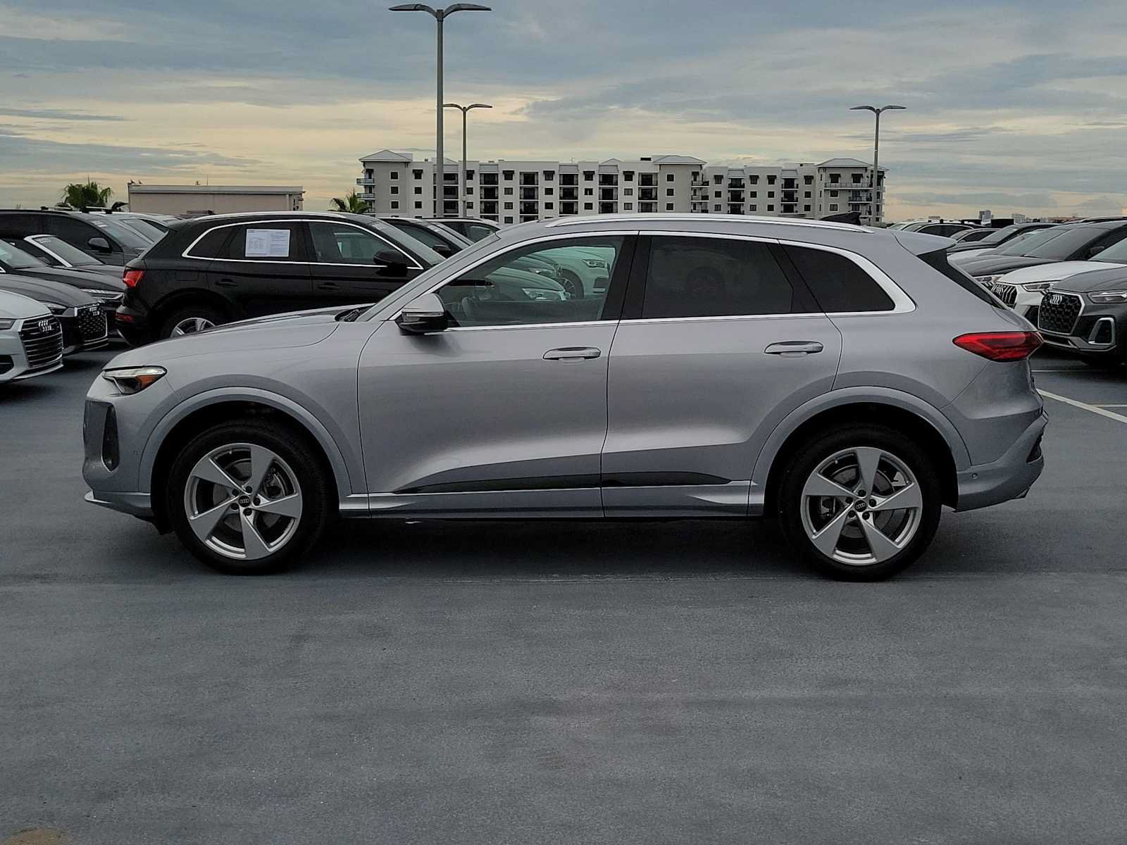 Certified 2025 Audi Q5 Premium Plus AWD/4WD image 3
