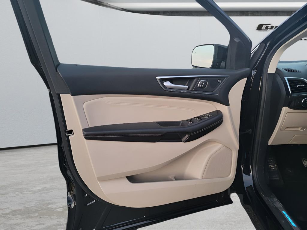 Used 2020 Ford Edge Titanium image 11