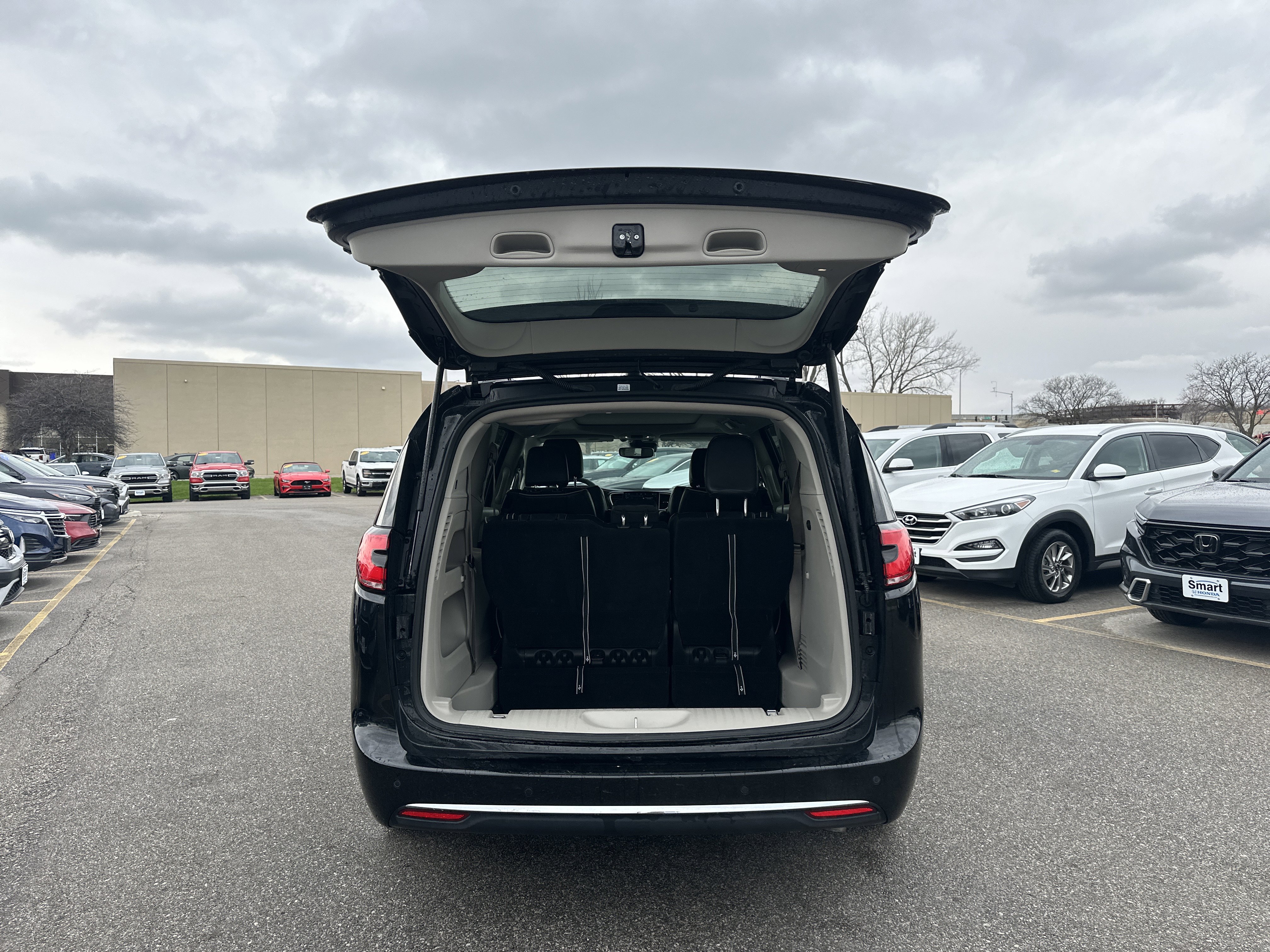 Used 2023 Chrysler Pacifica Limited image 10