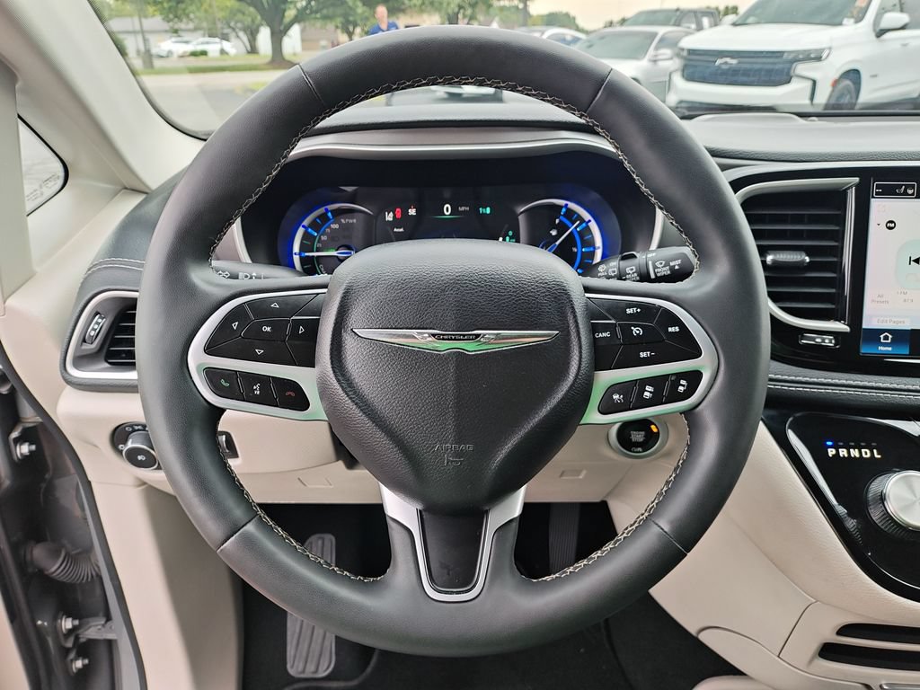 Used 2023 Chrysler Pacifica Touring-L FWD image 17