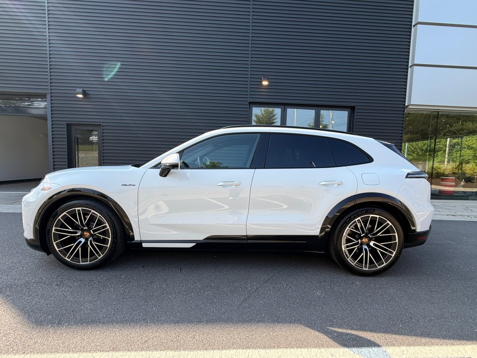 New 2026 Porsche Cayenne Electric AWD/4WD image 2