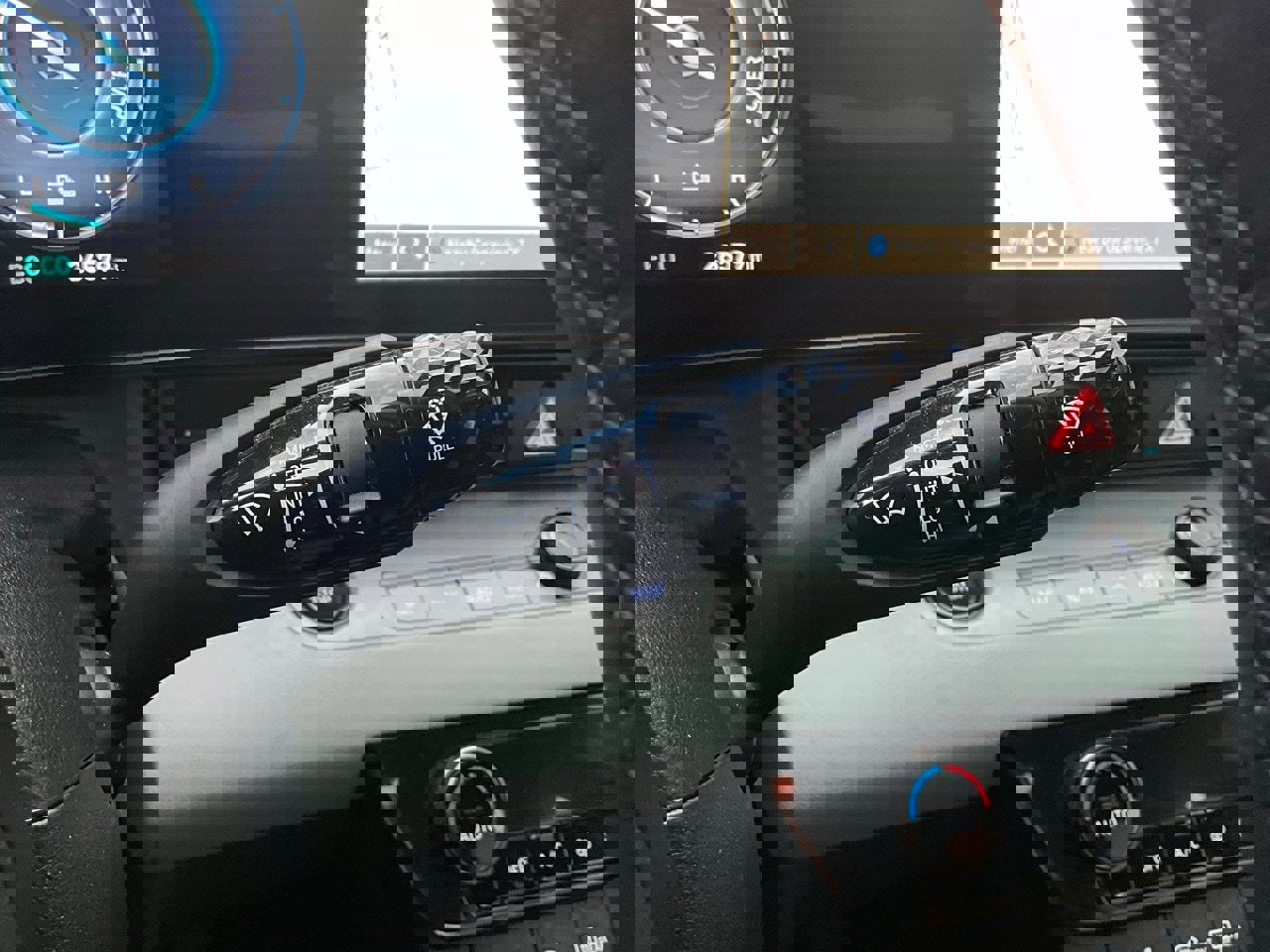 Used 2025 Hyundai Elantra Limited image 36