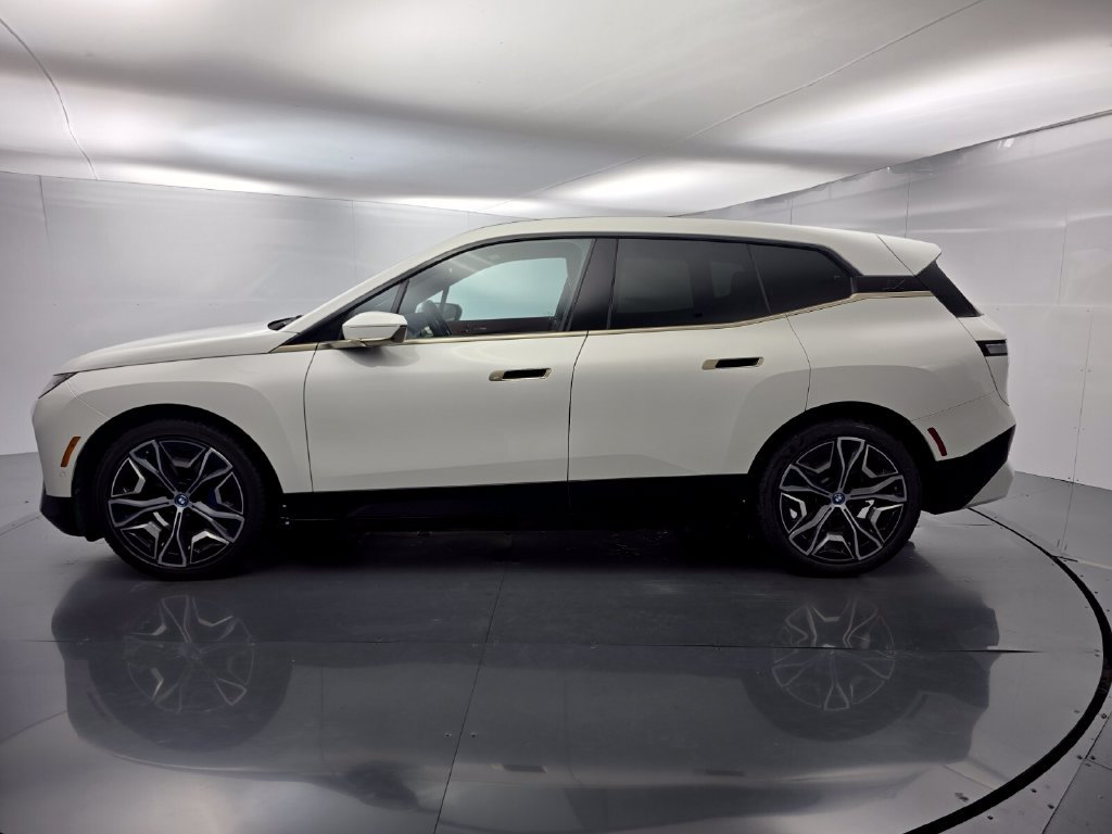 Certified 2022 BMW iX xDrive50 w/ Premium Package AWD/4WD image 7