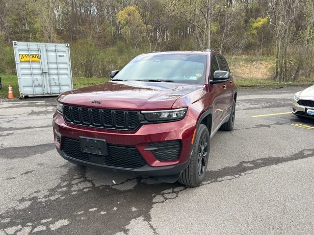 Used 2025 Jeep Grand Cherokee Altitude image 1