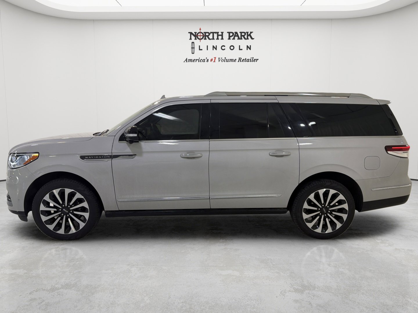 Used 2024 Lincoln Navigator L Reserve AWD/4WD image 2