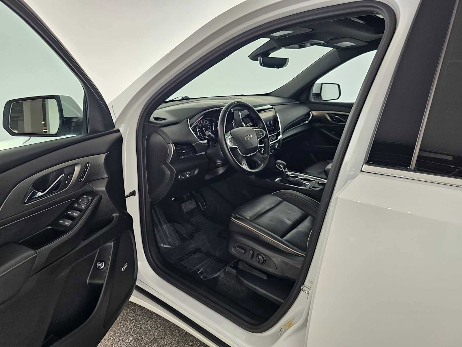 Used 2023 Chevrolet Traverse Premier image 21