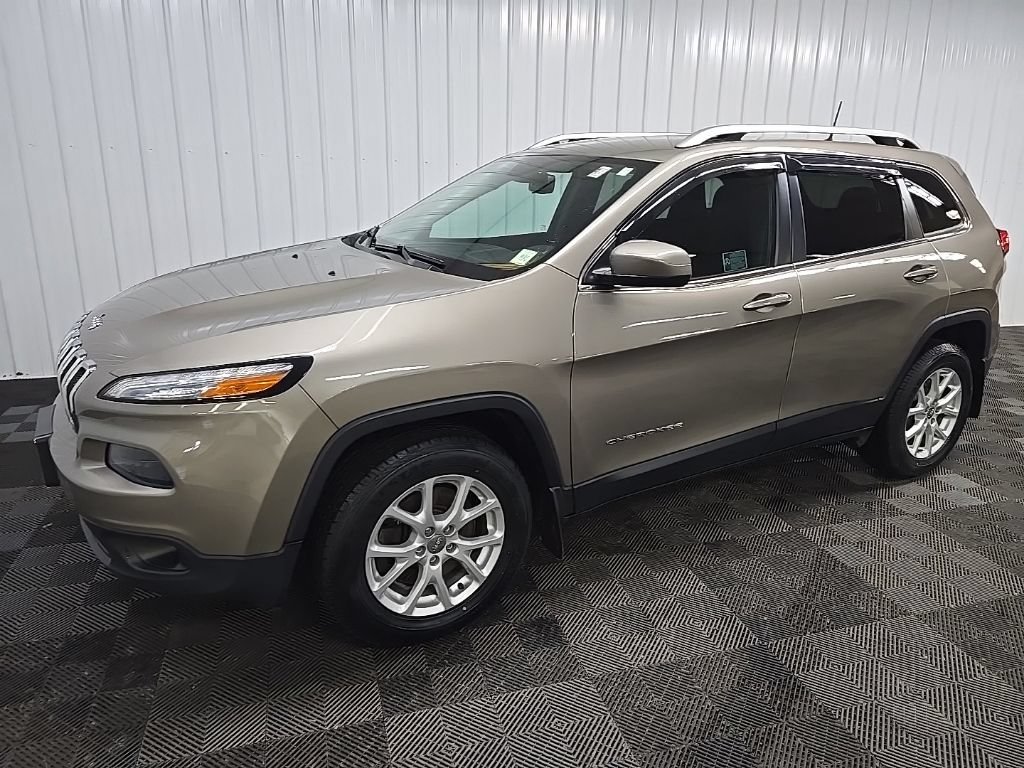 Used 2016 Jeep Cherokee Latitude w/ Cold Weather Group AWD/4WD image 6