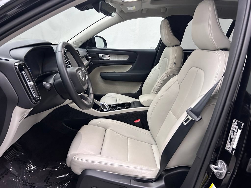 Used 2025 Volvo XC40 B5 Ultra AWD/4WD image 12