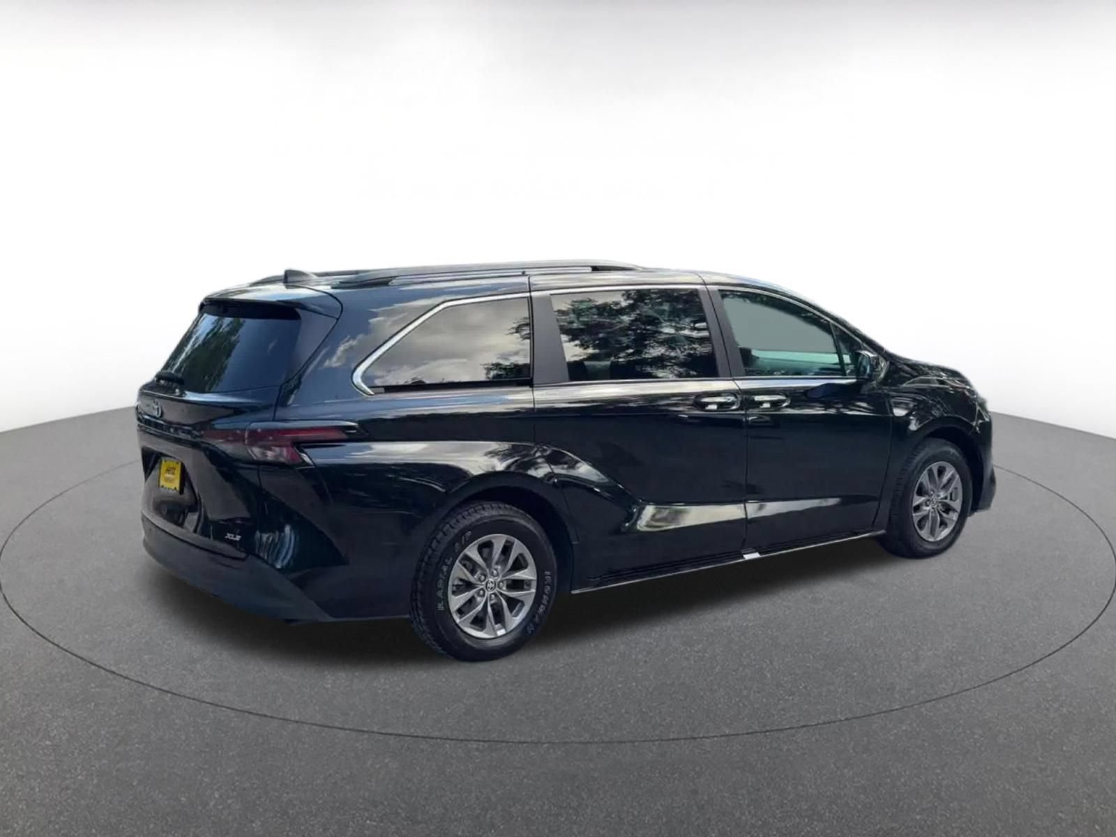 Used 2025 Toyota Sienna XLE FWD image 13