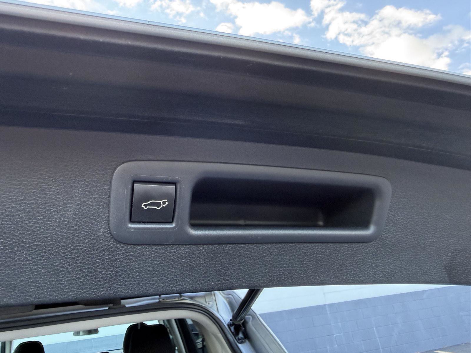 Used 2023 Toyota Highlander LE FWD image 29