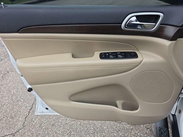 Used 2018 Jeep Grand Cherokee Laredo AWD/4WD image 13