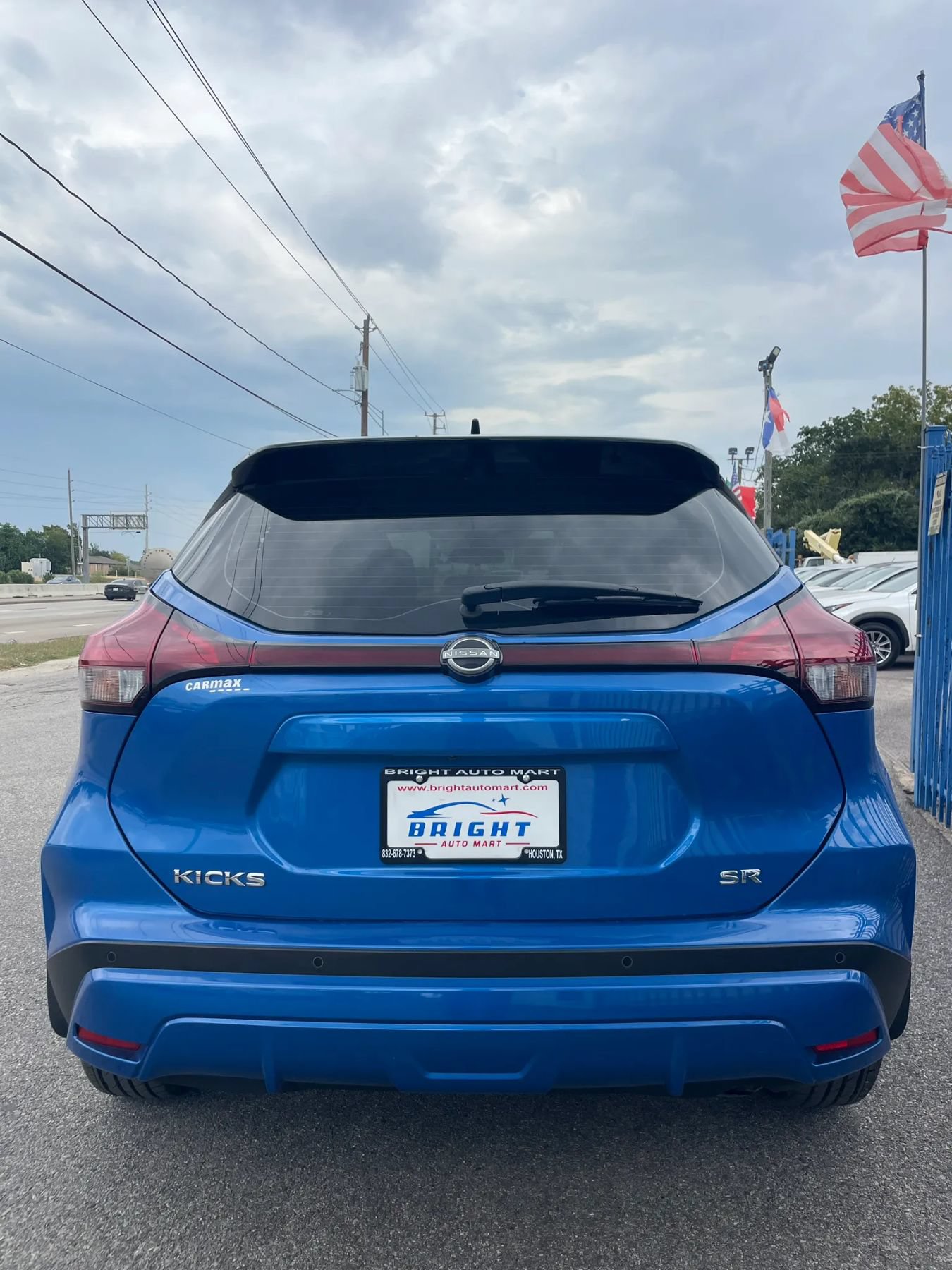 Used 2023 Nissan Kicks SR w/ SR Premium Package FWD image 3