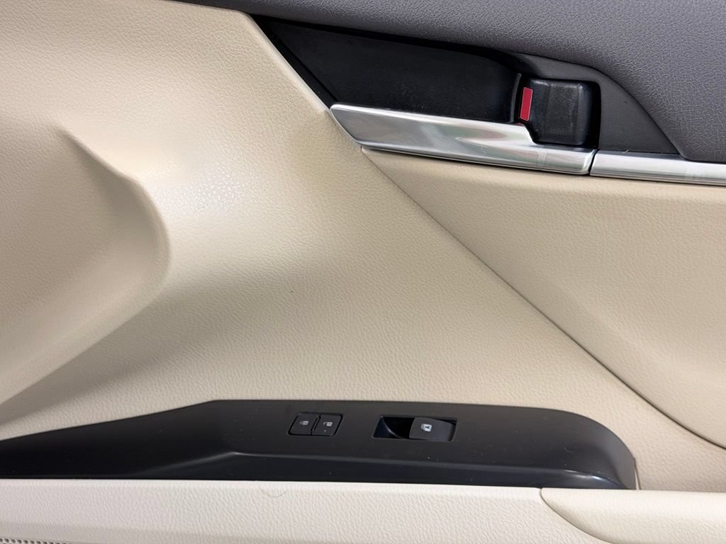 Used 2020 Toyota Camry LE FWD image 31