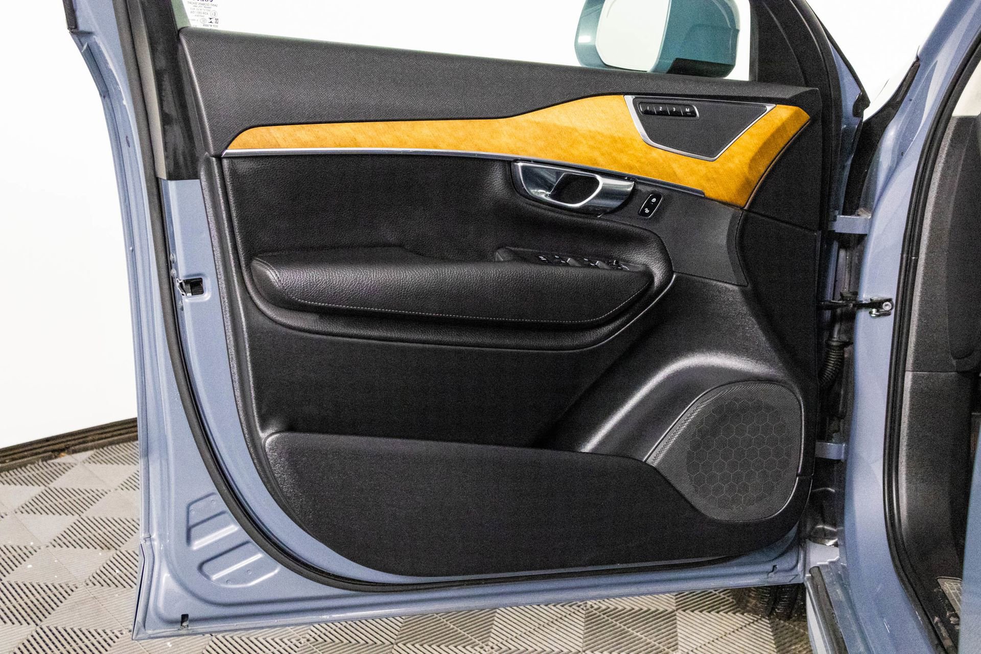 Used 2021 Volvo XC90 T6 Momentum w/ Protection Package image 33