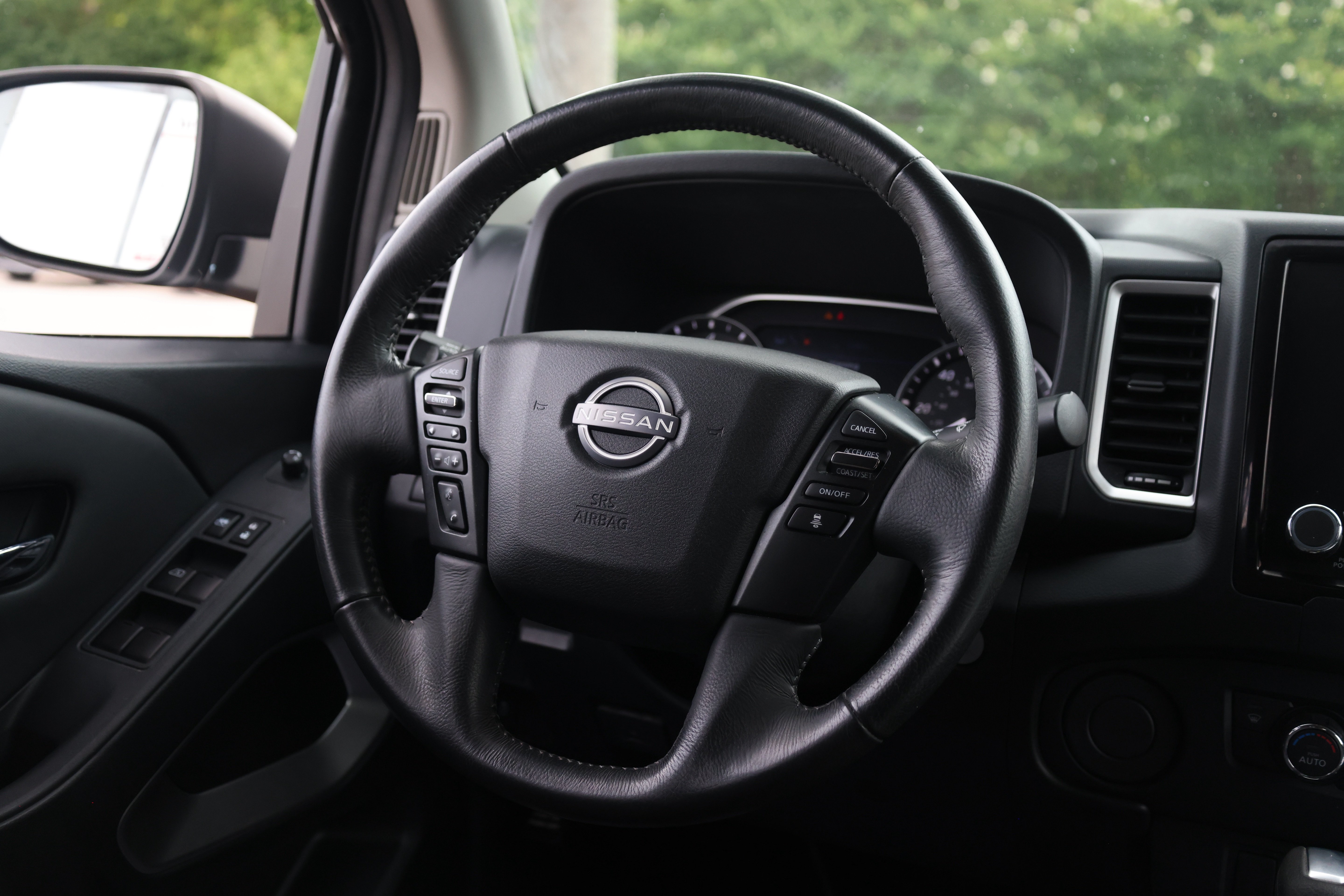 Used 2022 Nissan Frontier SV w/ Technology Package RWD image 8