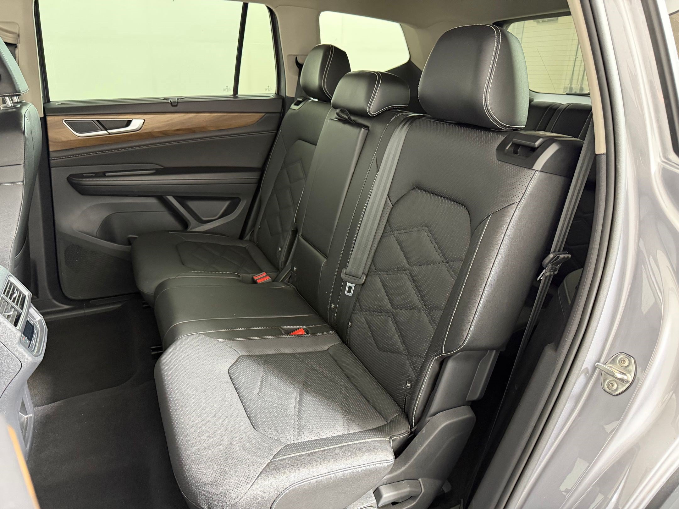 Used 2025 Volkswagen Atlas SE AWD/4WD image 16