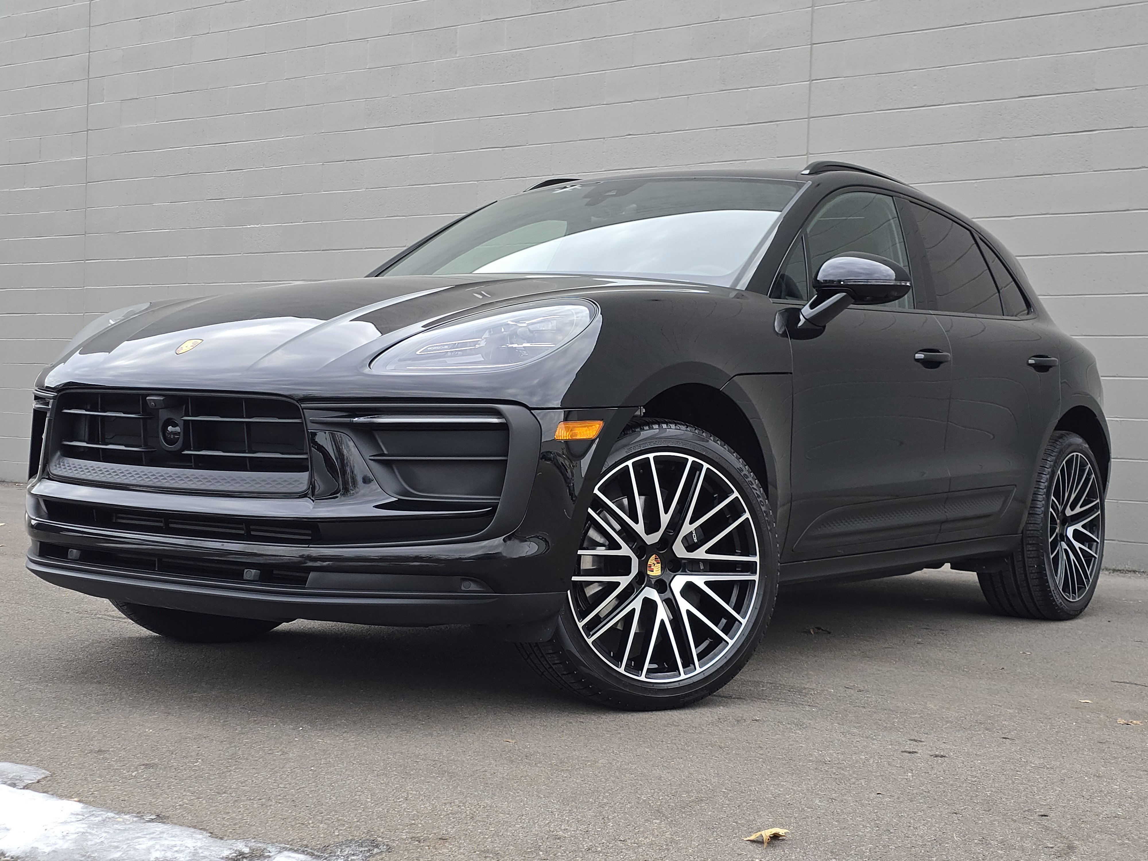 Certified 2025 Porsche Macan image 1