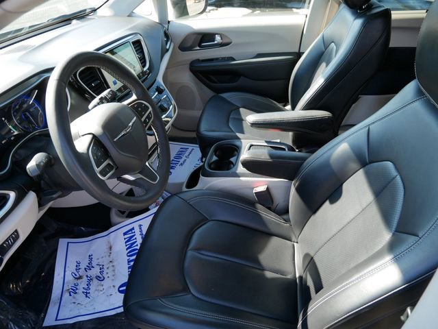 Used 2023 Chrysler Pacifica Touring-L image 7