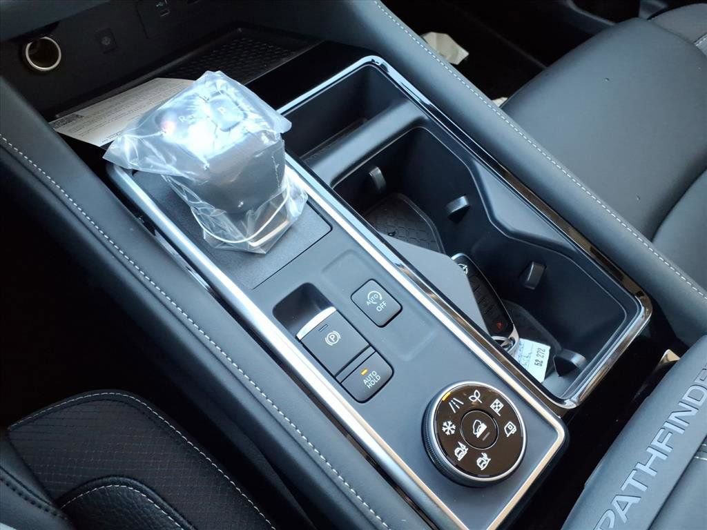 New 2025 Nissan Pathfinder SL image 16