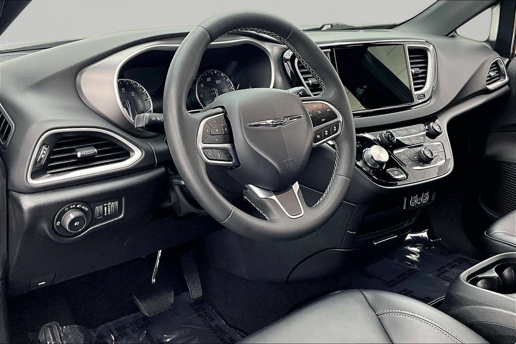 Used 2025 Chrysler Pacifica Select FWD image 14