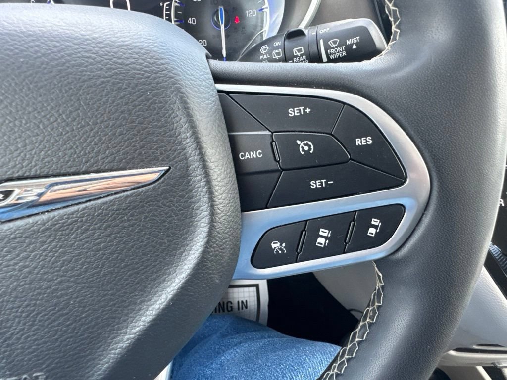 Used 2024 Chrysler Pacifica Touring-L FWD image 31
