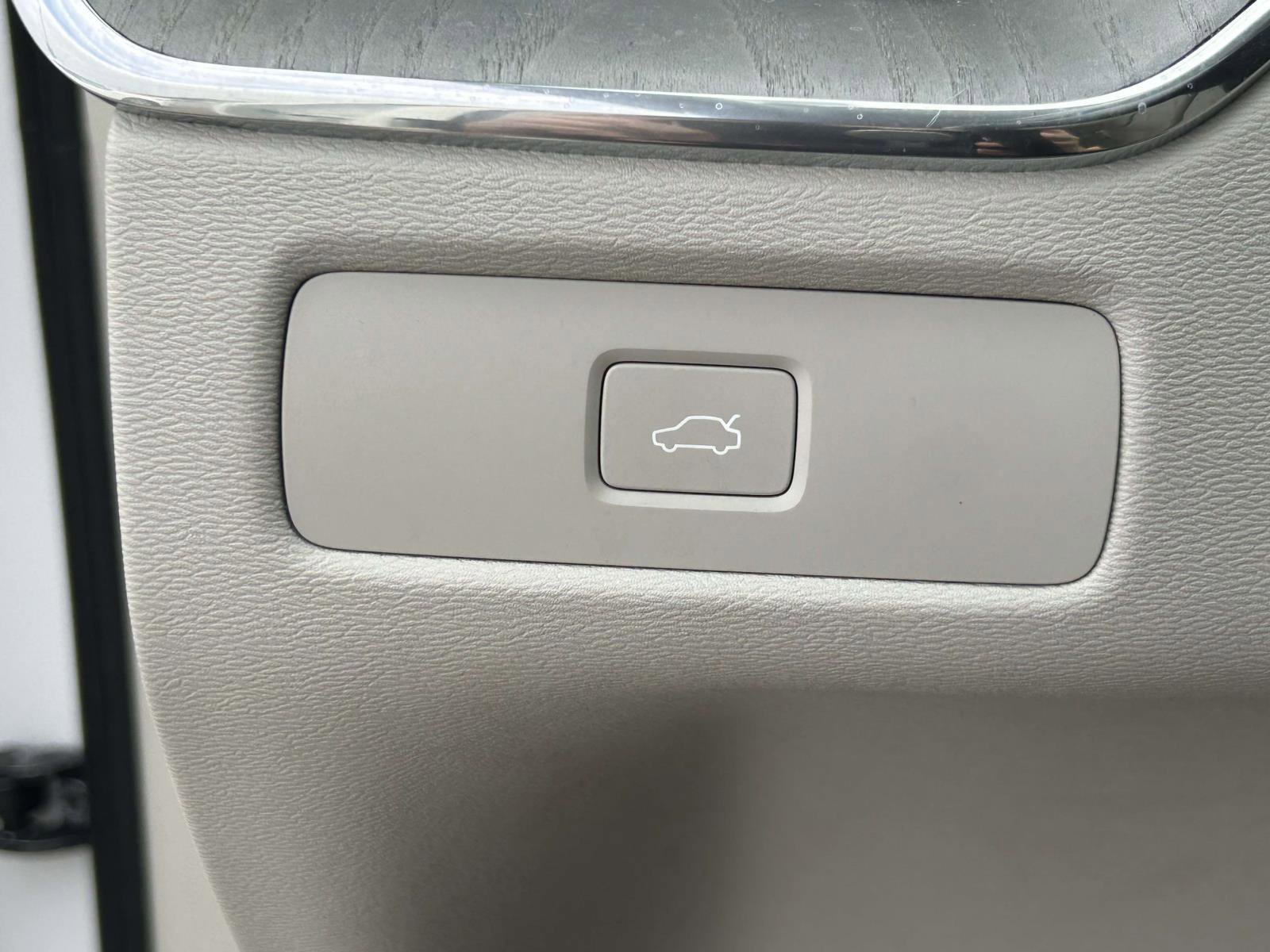 Certified 2023 Volvo XC60 B5 Plus w/ Climate Package image 22