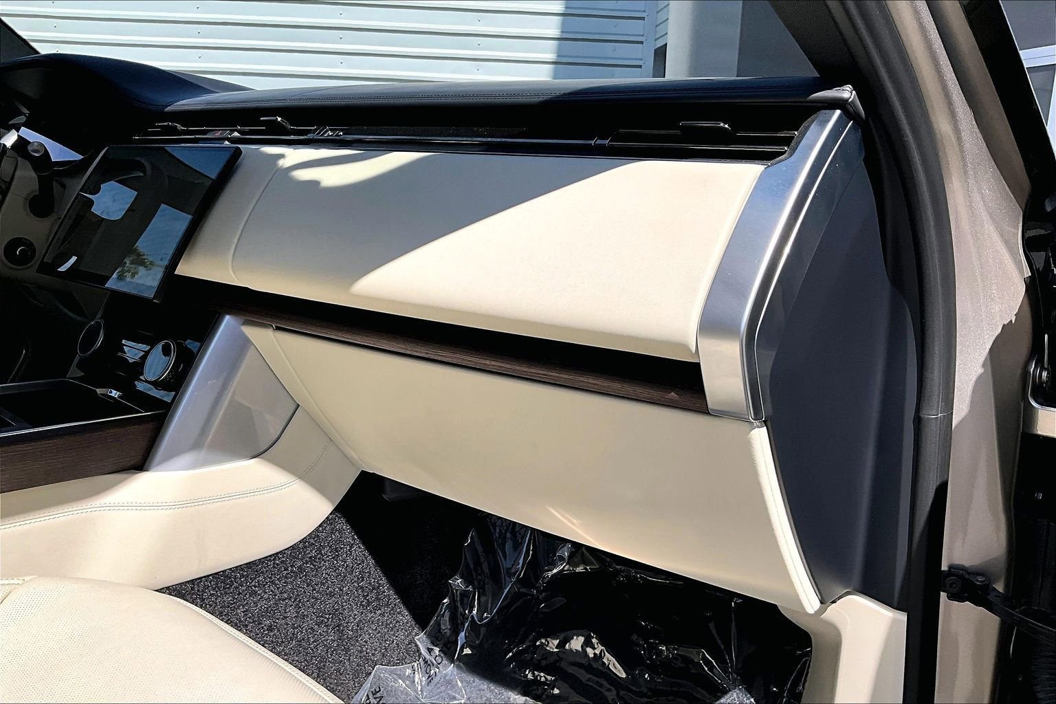 Certified 2023 Land Rover Range Rover SE AWD/4WD image 16