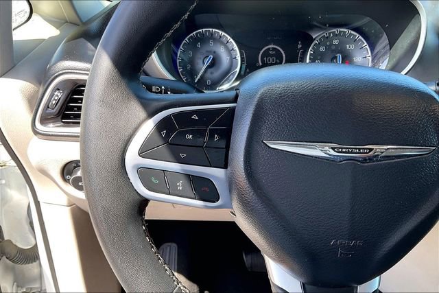 Used 2023 Chrysler Pacifica Touring-L FWD image 18